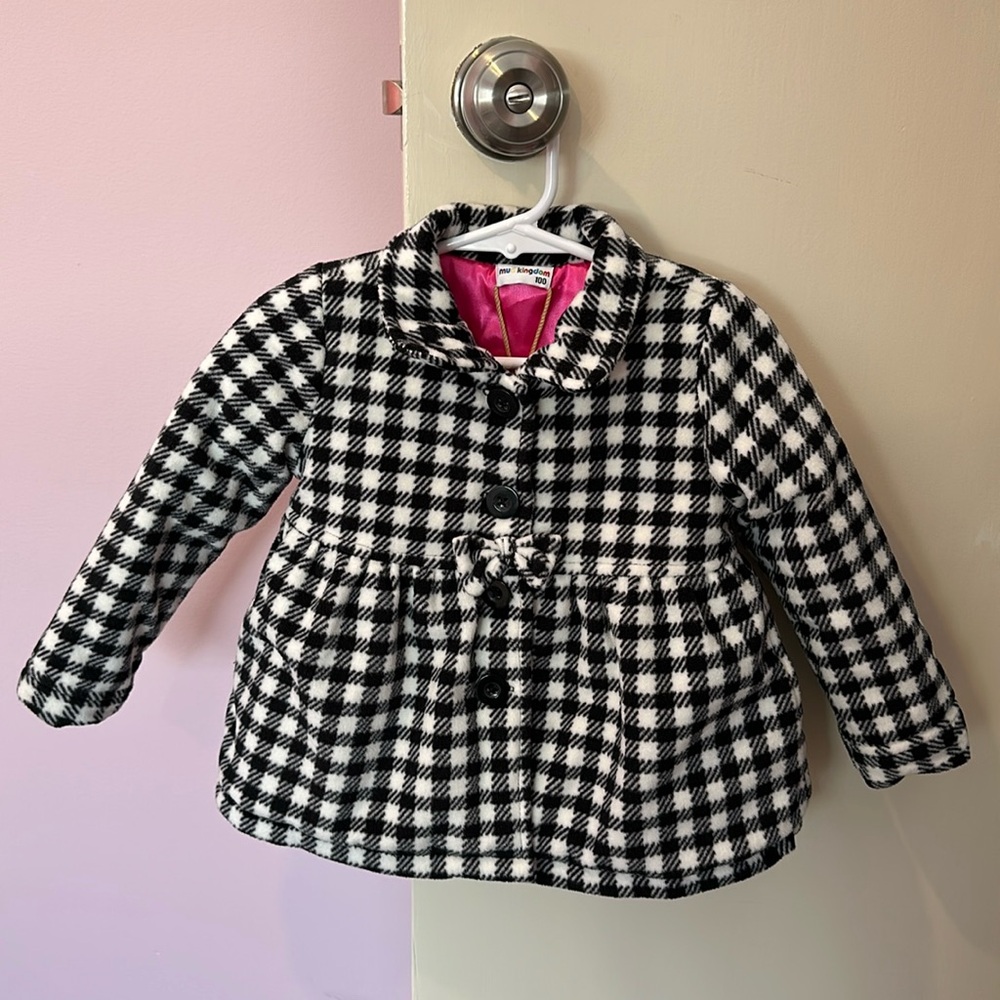 NWT Toddler coat. Size 100 (3T). Has pockets. Great condition!